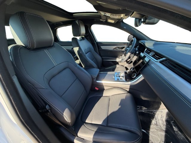 Used 2024  Jaguar R-Dynamic SE image 16