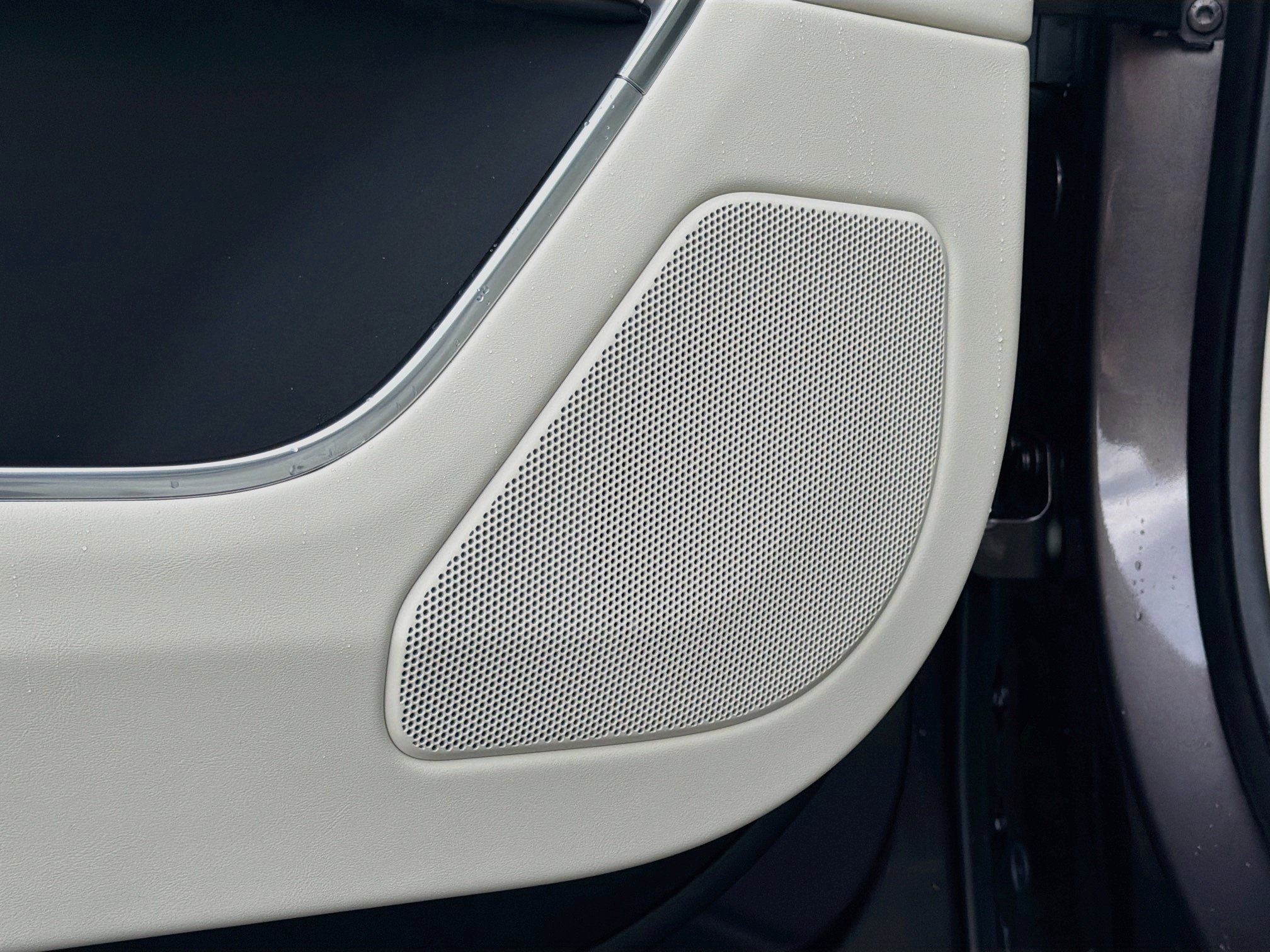 New 2026 Charente Grey Land Rover SE image 25