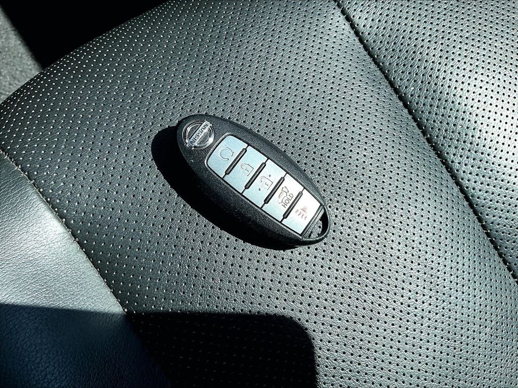 Used 2017 Silver Nissan SL image 31