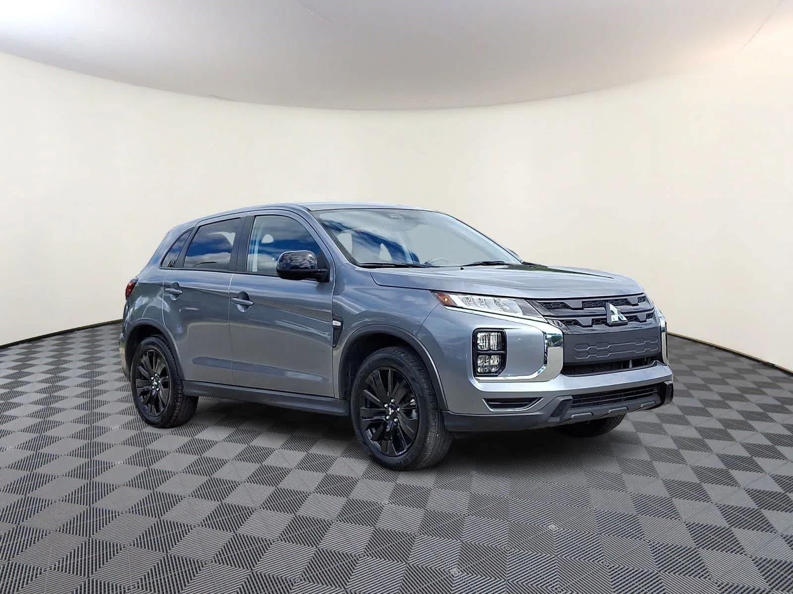 Used 2025 Mercury Gray Metallic Mitsubishi LE image 4