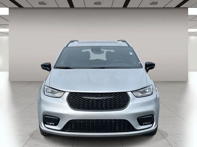 New 2026 Silver Mist Clear-Coat Exterior Paint Chrysler Select image 9