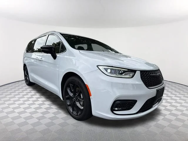 Used 2024 White Chrysler Limited image 3