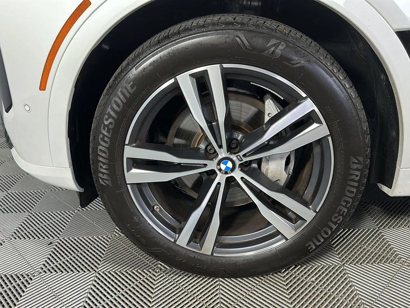 Used 2024 Mineral White Metallic BMW xDrive40i image 5