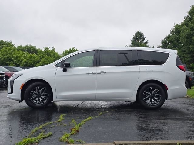 New 2027 Bright White Clear-Coat Exterior Paint Chrysler Limited image 25