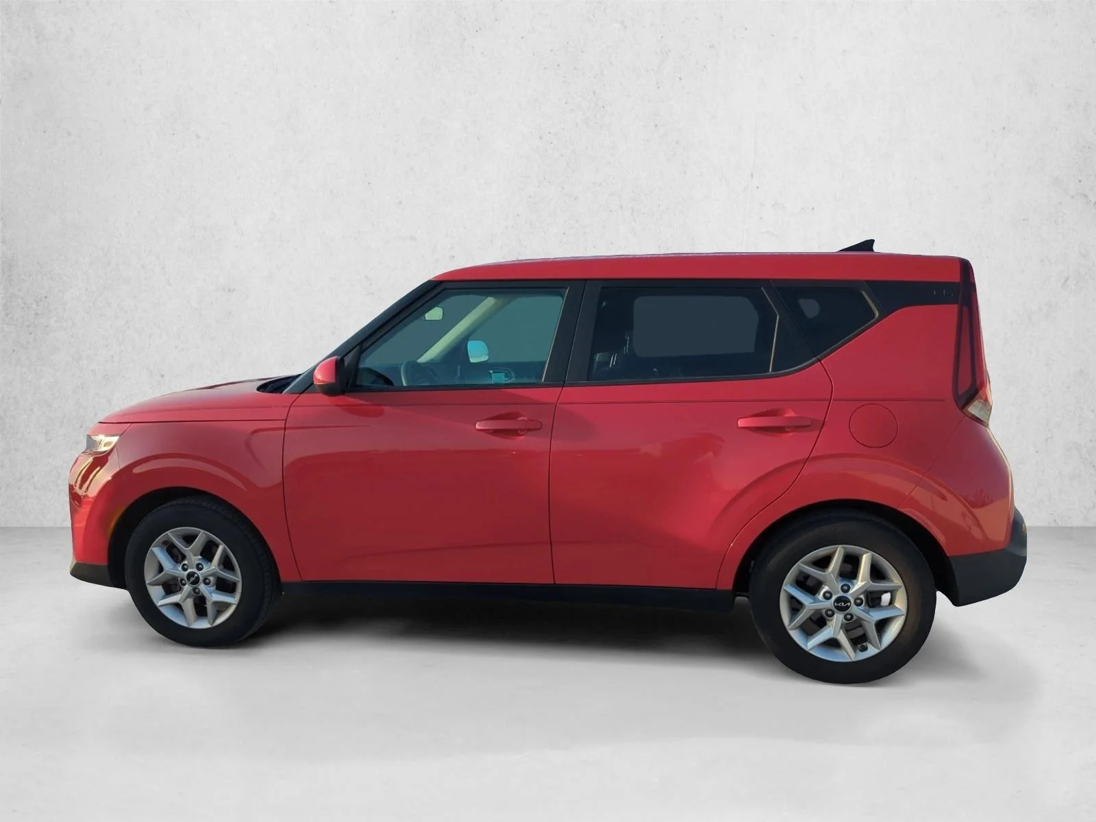 Used 2022 Inferno Red Kia LX image 6