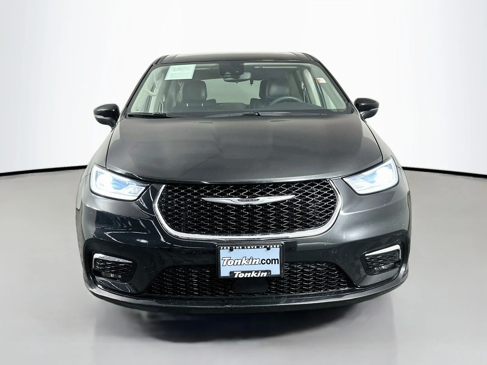Used 2023 Brilliant Black Crystal Pearlcoat Chrysler Touring L image 2