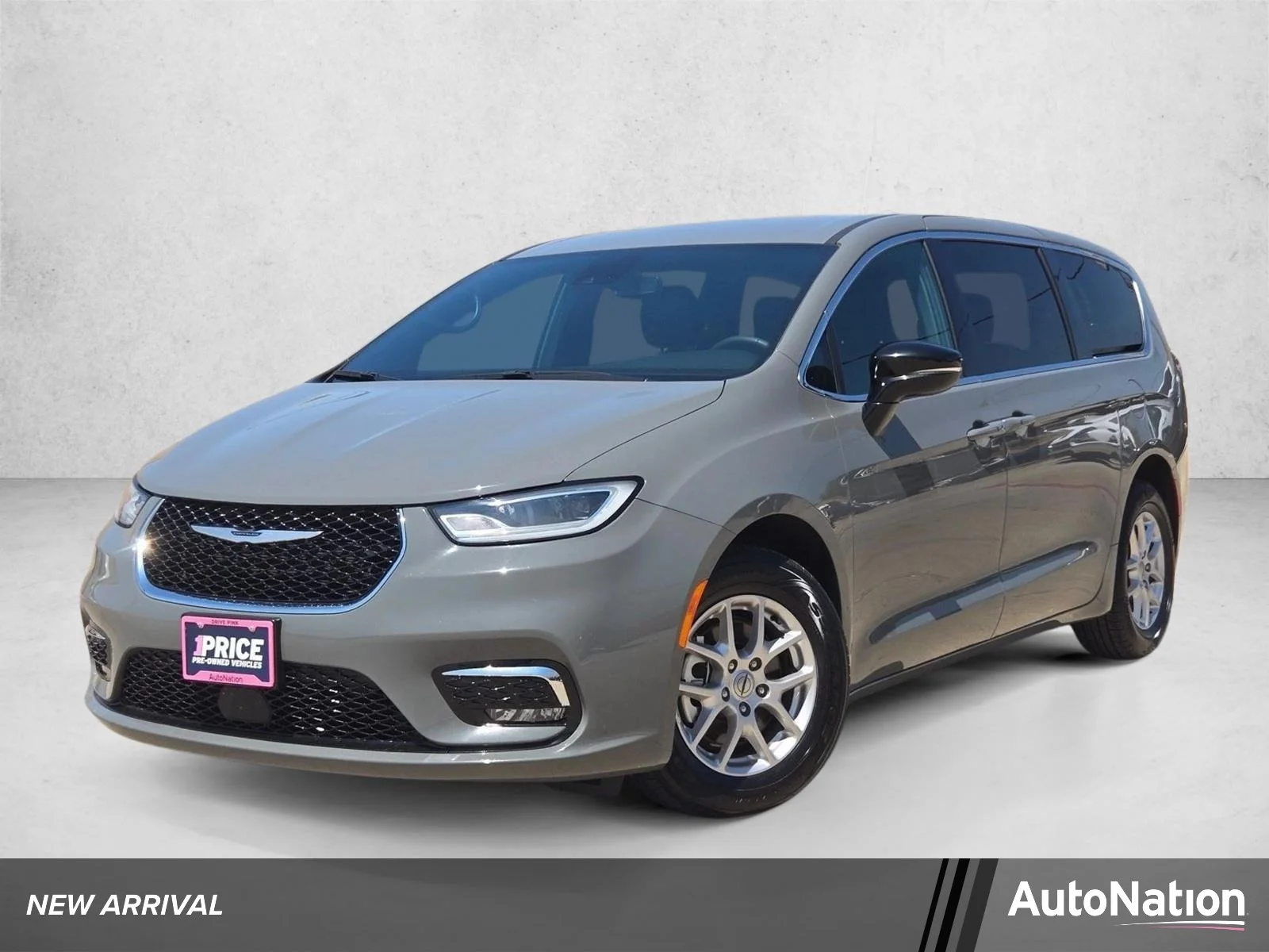 Used 2025 Ceramic Gray Clearcoat Chrysler Select image 1