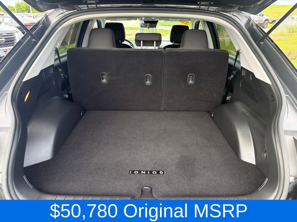 Used 2023 Black Hyundai SE image 14