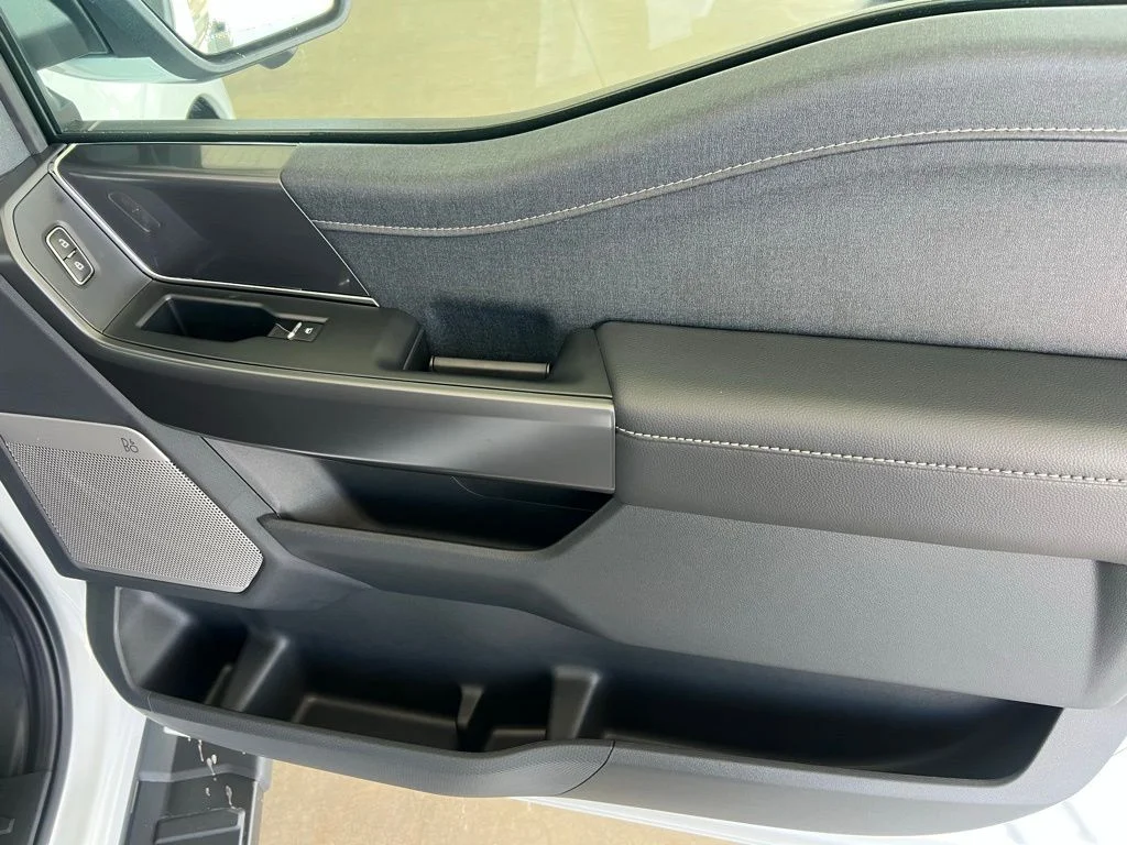 New 2025 Oxford White Ford Lariat® image 22