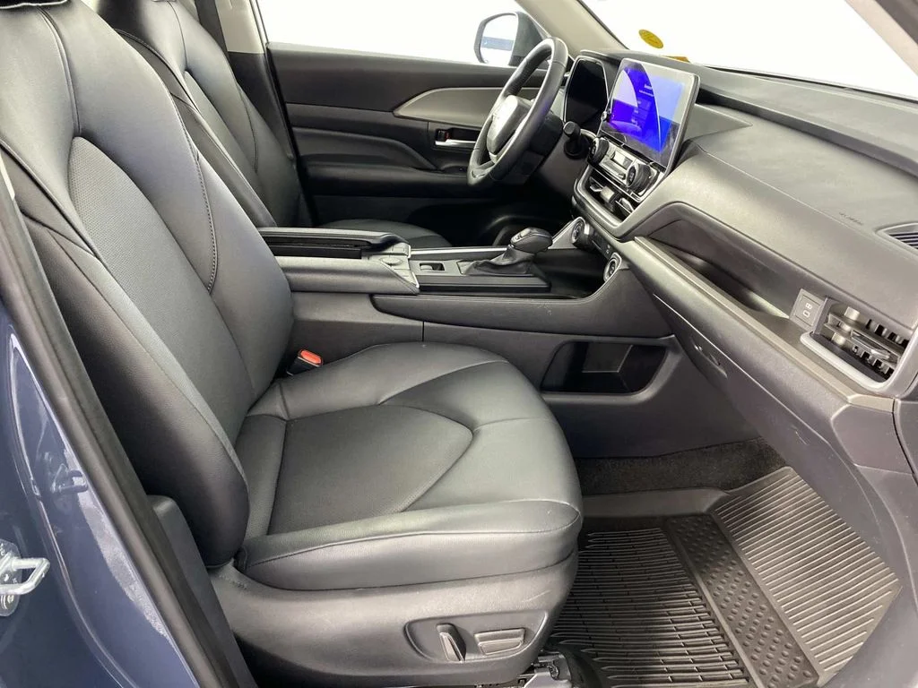 Used 2025 Cloud Toyota XLE image 10