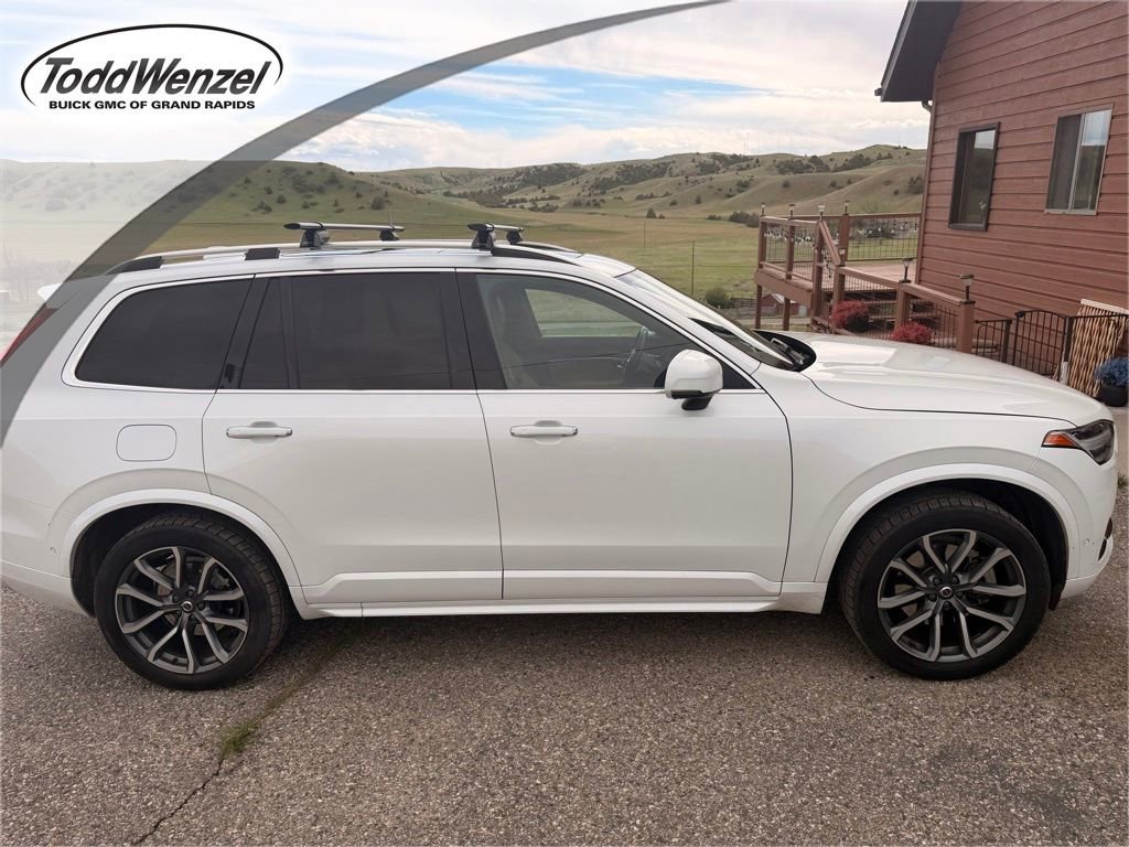 2018 Volvo XC90 T6 AWD Momentum's photo