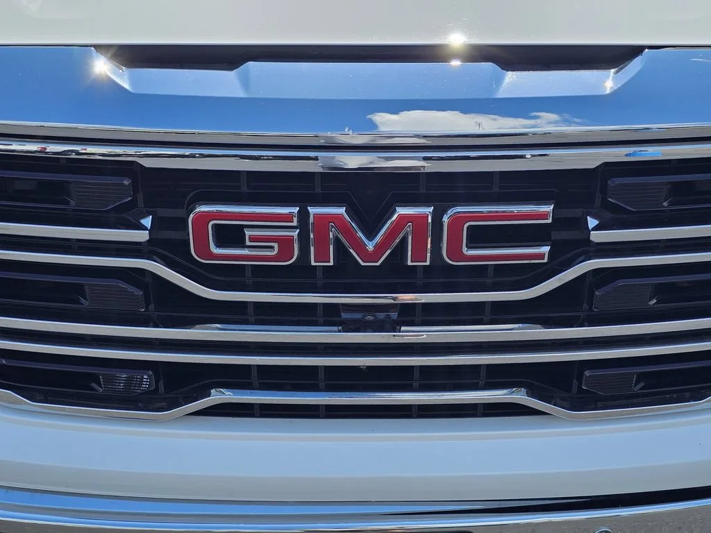 Used 2025 Summit White GMC SLT image 3