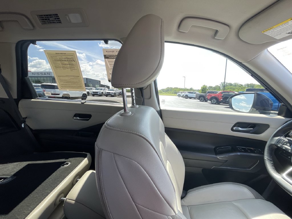 Used 2023 Blue Nissan SL image 9