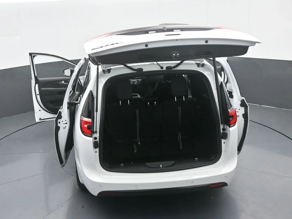 New 2026 Bright White Clear-Coat Exterior Paint Chrysler Select image 66