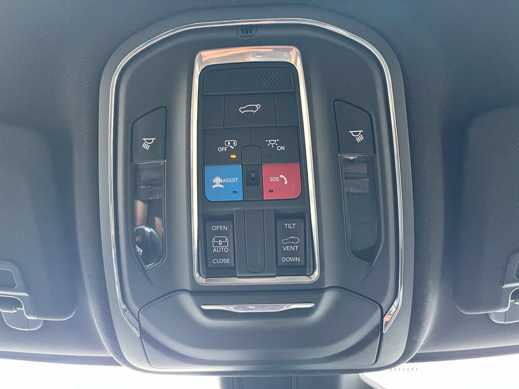 Used 2025 Black Jeep Altitude X image 31