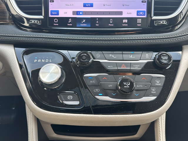 Used 2023 Silver Chrysler Limited image 19