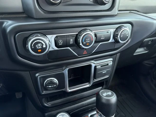 Used 2021 Green Jeep Sport image 20