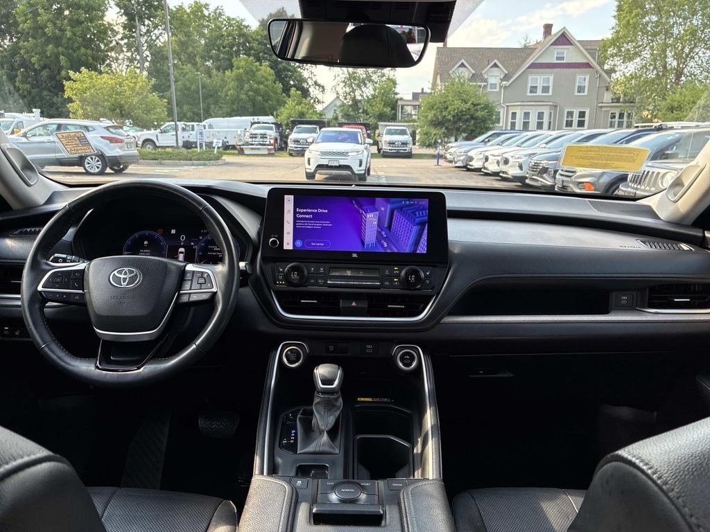 Used 2024  Toyota Limited image 18