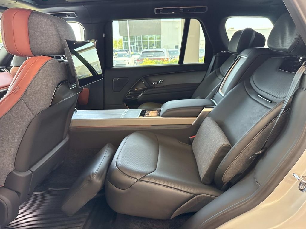 New 2026 Ethereal Frost Satin Land Rover SV Signature Suite image 21