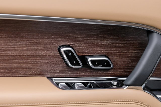 New 2027 Gold Land Rover SE image 56