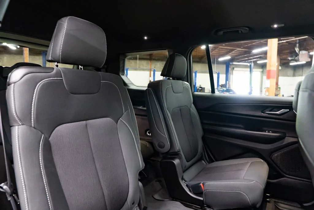 Used 2025 White Jeep Laredo image 29