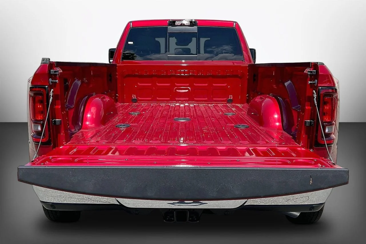 New 2026 Molten Red Pearl-Coat Exterior Paint RAM Tradesman image 24