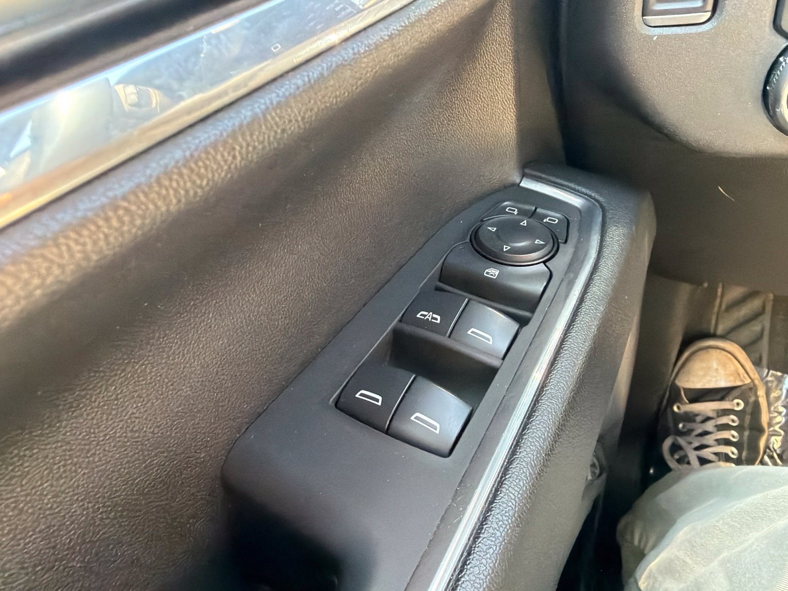 Used 2024 Summit White GMC SLE image 22