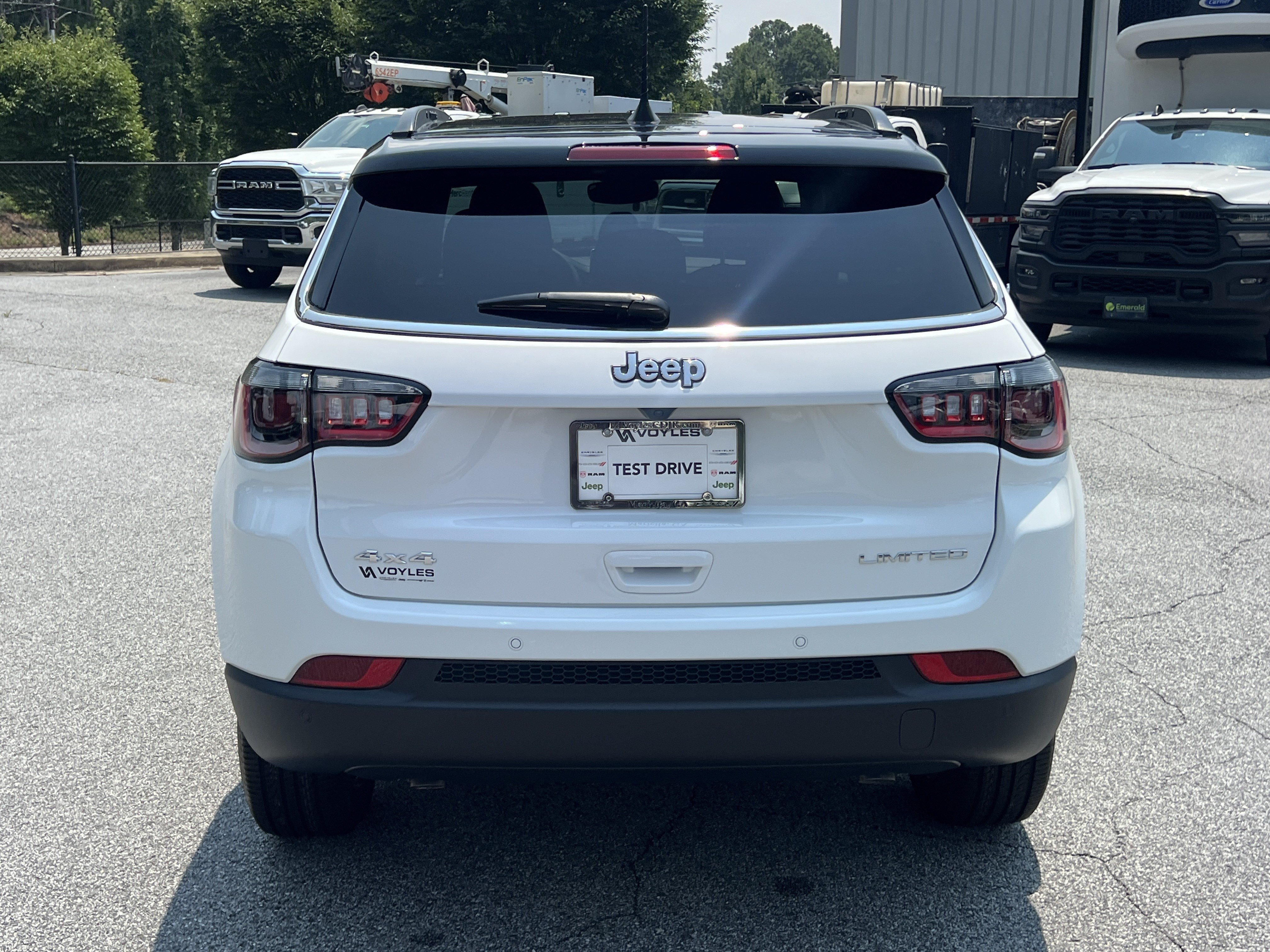 New 2026 Bright White Clear-Coat Exterior Paint Jeep Limited image 7