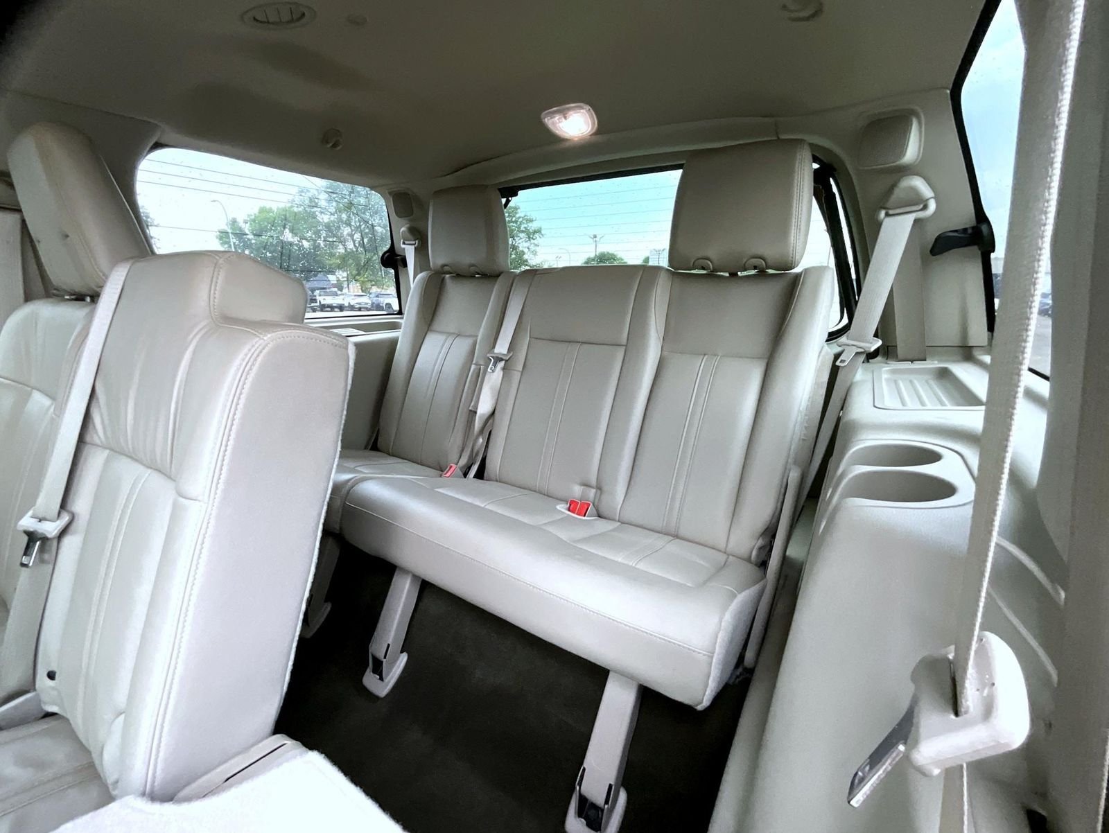 Used 2016 White Lincoln Select image 23