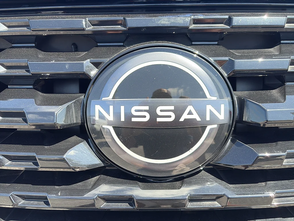 Used 2025 Electric Blue Metallic Nissan  image 11