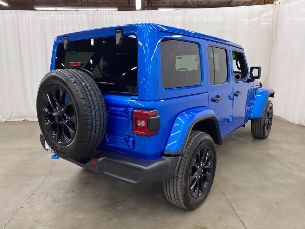 Used 2024 Hydro Blue Pearlcoat Jeep Sahara image 6