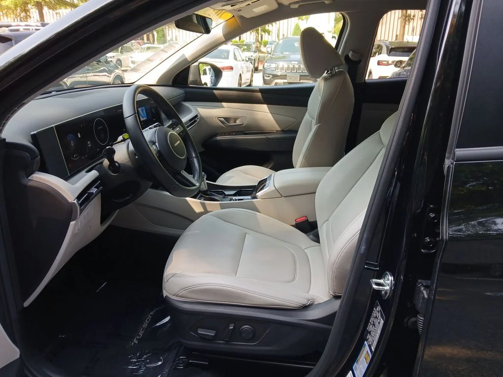 Used 2025 Black Hyundai SEL Convenience image 17