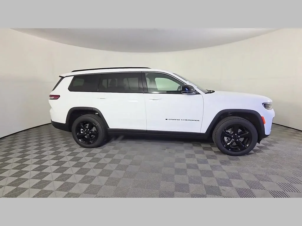 New 2026 Bright White Clear-Coat Exterior Paint Jeep Limited image 22