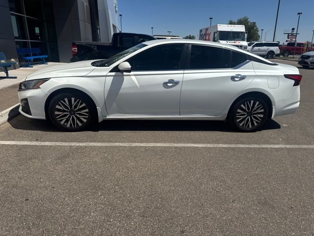 Used 2023 White Nissan 2.5 SV image 2