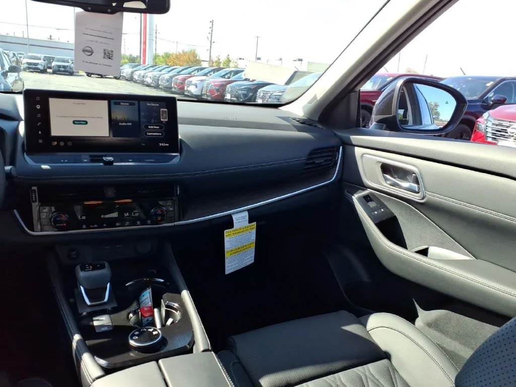New 2026 Boulder Gray Pearl / Super Black Two-tone Nissan Platinum image 9