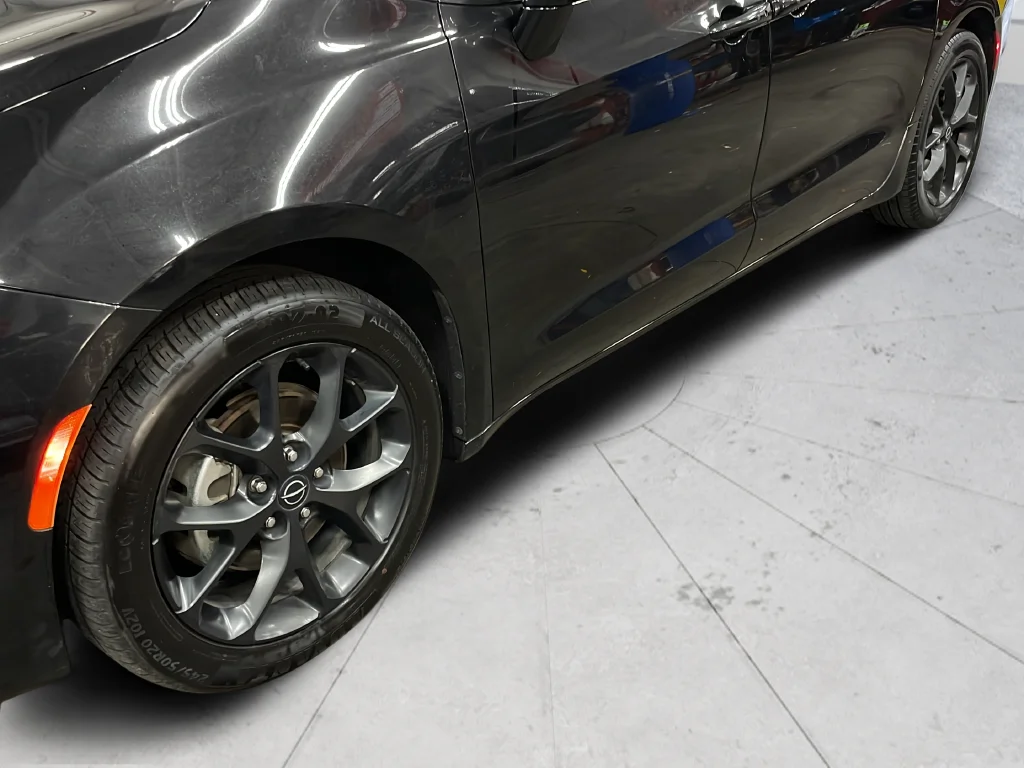 Used 2026 Black Chrysler Limited image 2