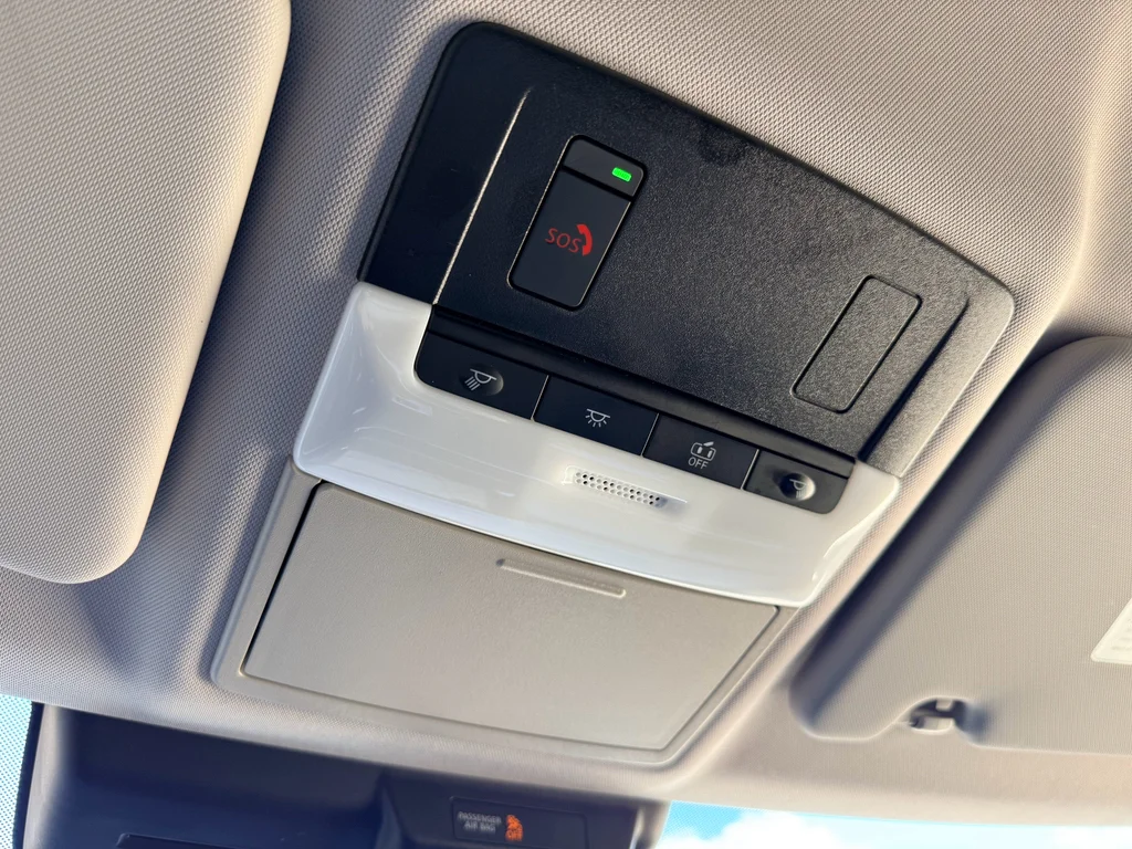 Used 2024 White Diamond Mitsubishi SEL image 21