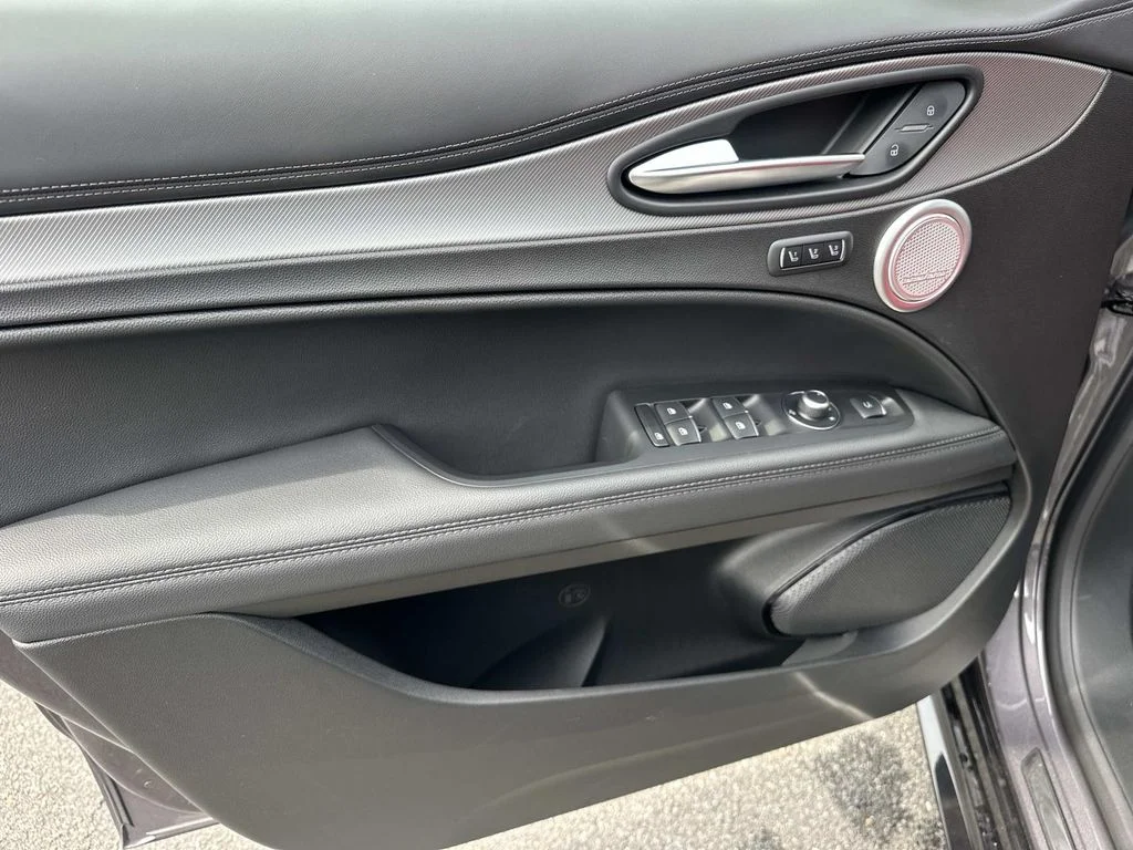 New 2026 Vesuvio Gray Metallic Exterior Paint Alfa Romeo Base image 13