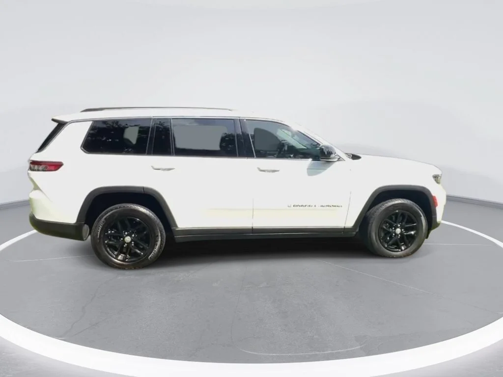 Used 2023 White Jeep Laredo image 9