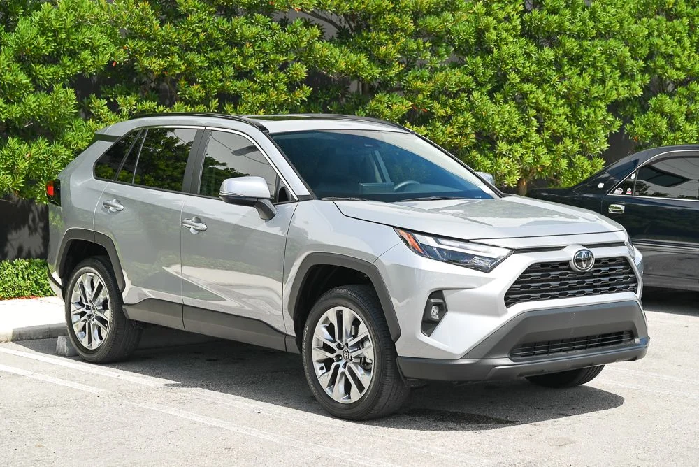 Used 2025 Silver Toyota XLE Premium image 3