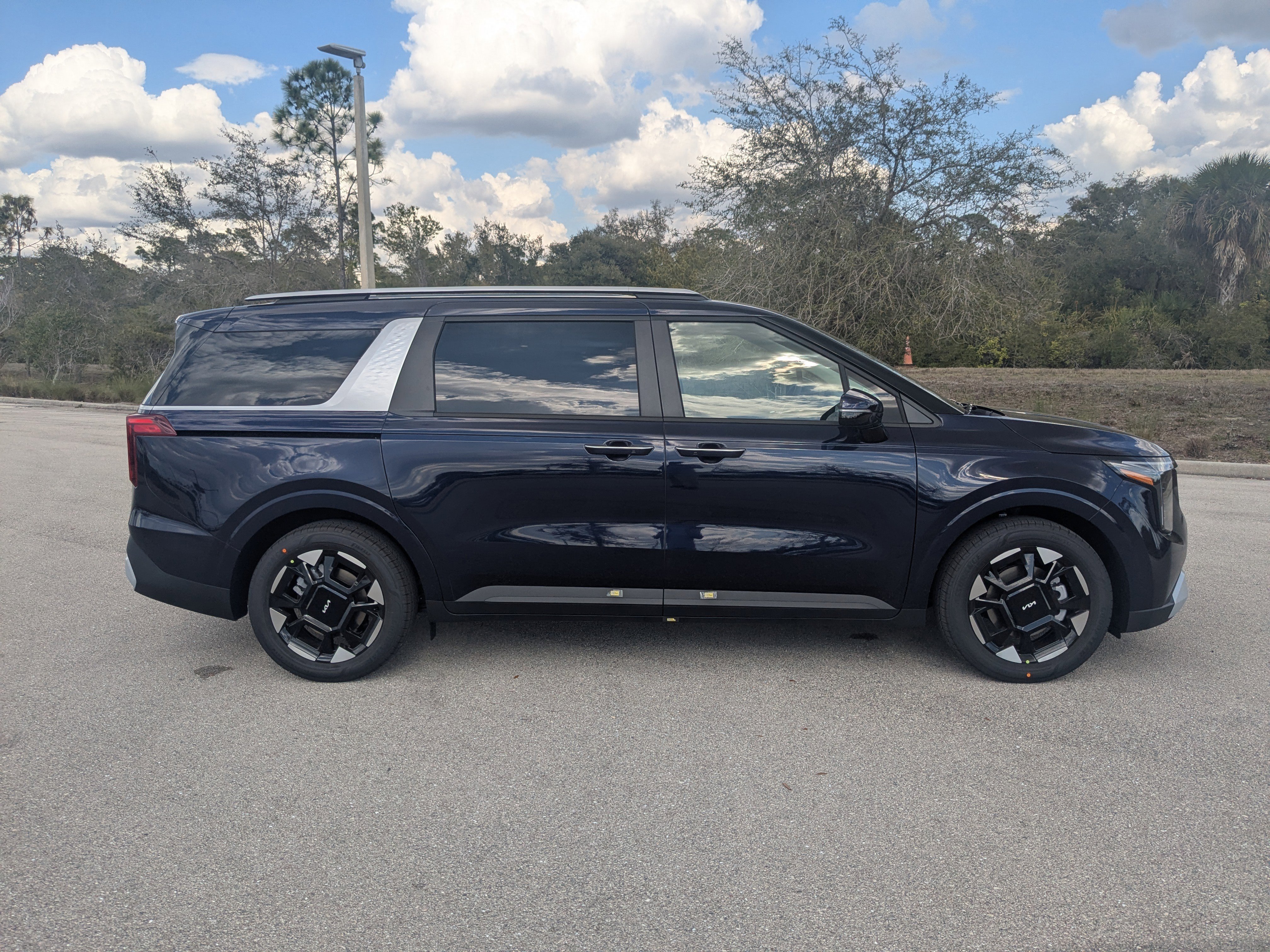 New 2026 Deep Chroma Blue Kia EX image 5