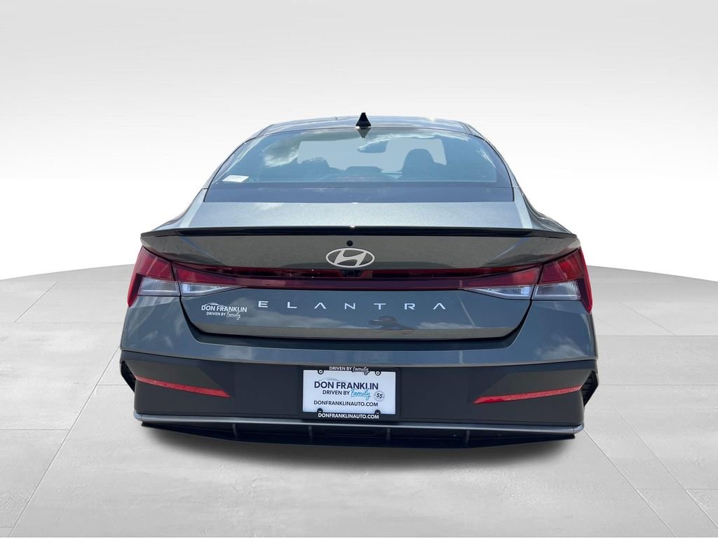Used 2025 Gray Hyundai SEL Sport image 4