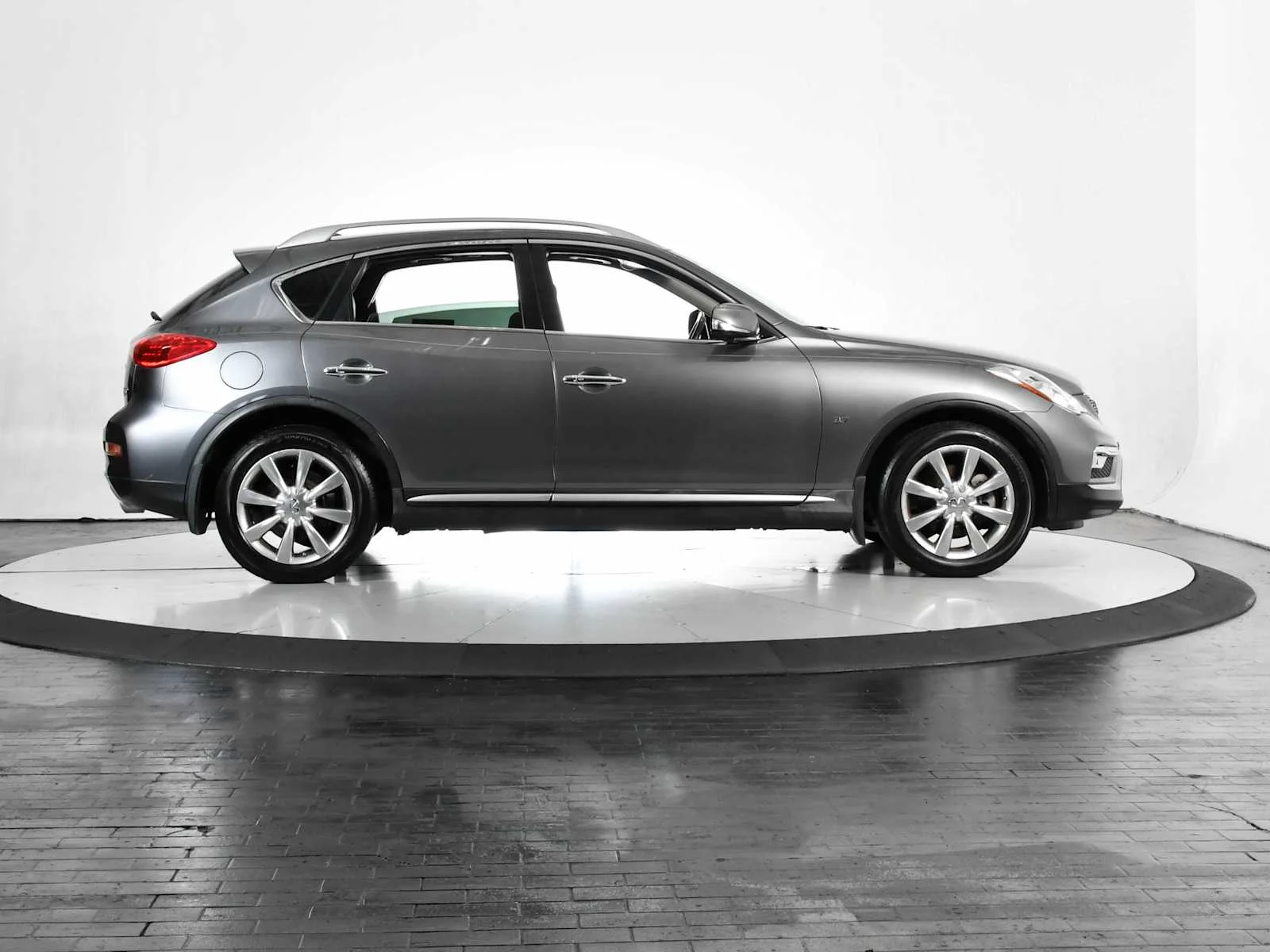 Used 2017 Graphite Shadow INFINITI  image 7