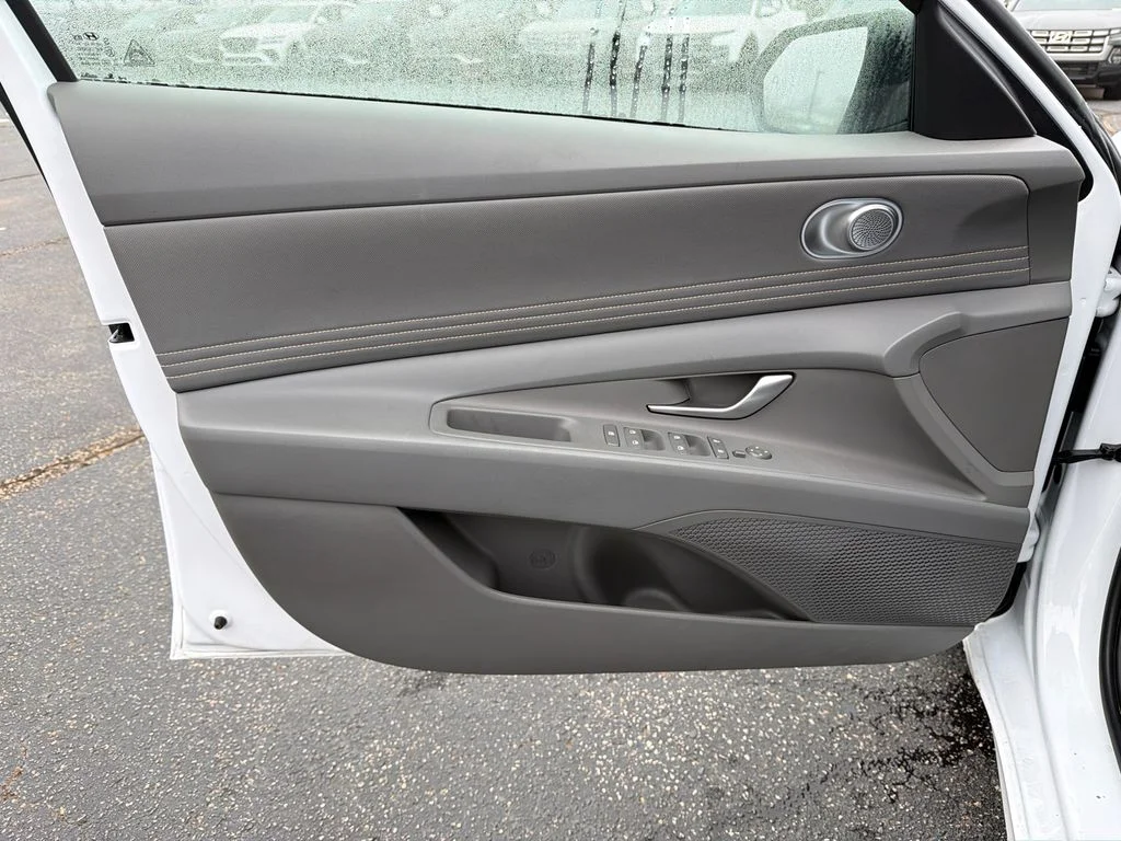 Used 2025 White Hyundai SEL Sport image 10