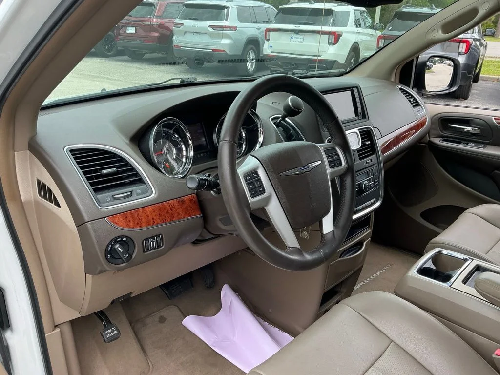 Used 2014 White Chrysler Touring-L image 35