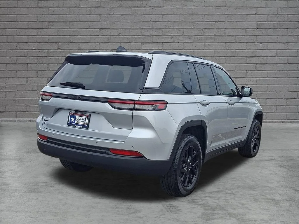 Used 2024 Silver Jeep Altitude X 4x4 image 40