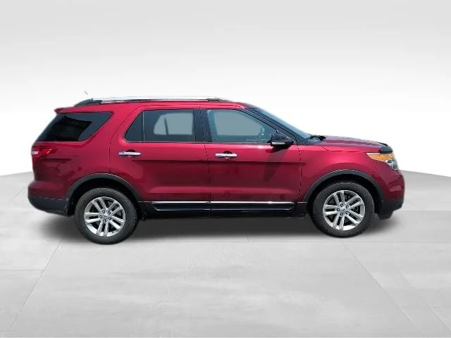 Used 2015 Red Ford XLT image 2