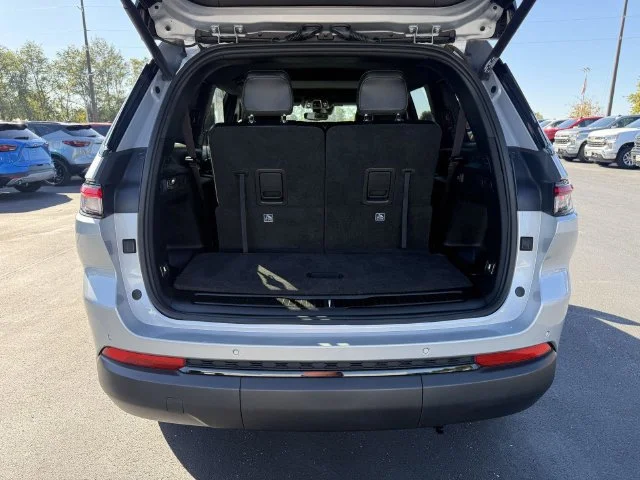 Used 2023 Silver Jeep Altitude image 17