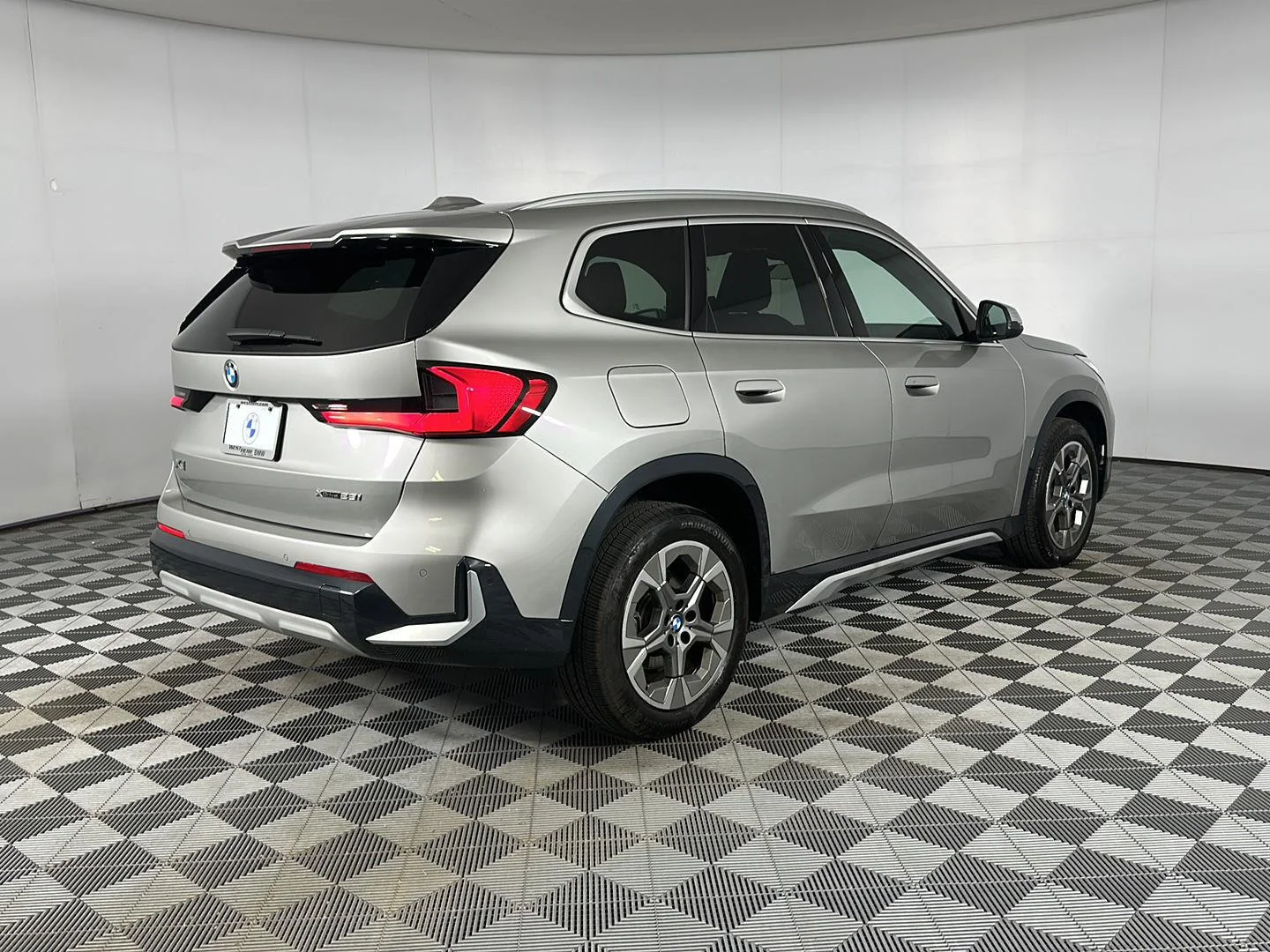 Used 2023 Space Silver Metallic BMW xDrive28i image 25