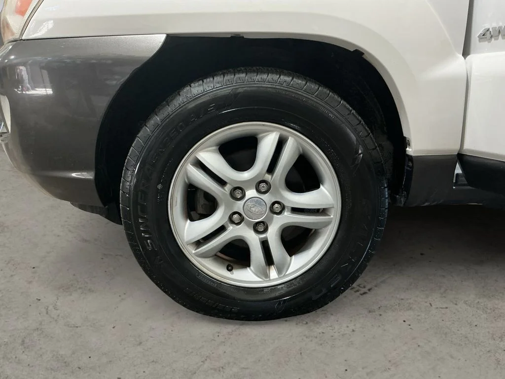 Used 2005 White Kia EX image 9